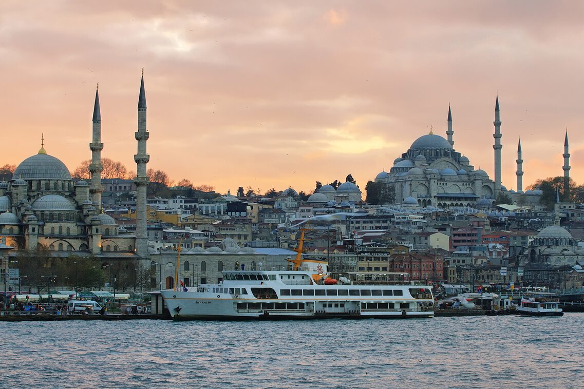 Blick vom Wasser auf die Altstadt von Fatih
