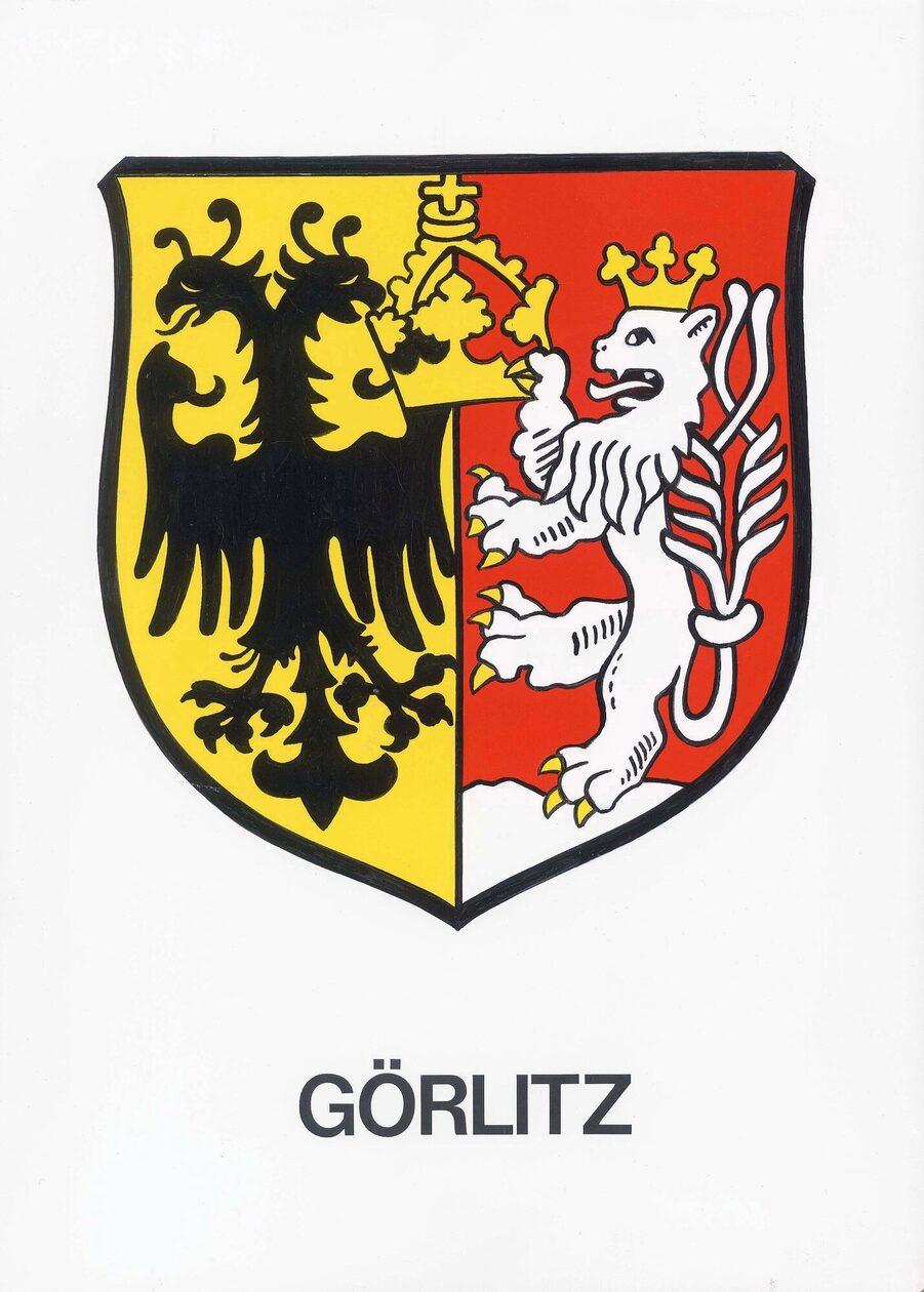 Das Wappen von Görlitz ist in zwei Teile gespalten. Das linke goldene Feld zeigt einen doppelköpfigen, schwarzen Adler, rechts steht im roten Feld auf einem weißen Stück ein weißer/silberner doppelt geschwänzter Löwe mit goldener Krone, goldenen Klauen und blauer Zunge. Der Löwe hält mit seinem rechten Fuße, der Adler mit seinem Schnabel eine goldene Kaiserkrone, die halb im goldenen, halb im roten Feld steht. Der Schild trägt einen silbernen Stechhelm mit rotem Adlerflug und rotweißen Helmdecken, im Adlerflug steht wieder der weiße/silberne, gekrönte Löwe der linken Schildhälfte. Adlerflug und Helmdecken sind mit goldenen Lindenblättern bestreut.