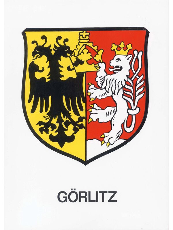 El escudo de armas de Görlitz está dividido en dos partes. El campo dorado izquierdo muestra un águila negra bicéfala, a la derecha un león blanco/plateado de doble cola con corona dorada, garras doradas y lengua azul se alza en el campo rojo sobre una pieza blanca. El león sostiene con su pie derecho, el águila con su pico una corona imperial dorada, que está mitad en el campo dorado, mitad en el rojo. El escudo lleva un yelmo plateado con el vuelo del águila rojo y las tapas del yelmo rojas y blancas; el león coronado blanco/plateado de la mitad izquierda del escudo está en el vuelo del águila. El vuelo del águila y las cubiertas del casco están salpicados de hojas de tilo doradas.