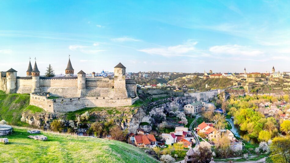 Blick auf eine Altstadt mit viel Grün