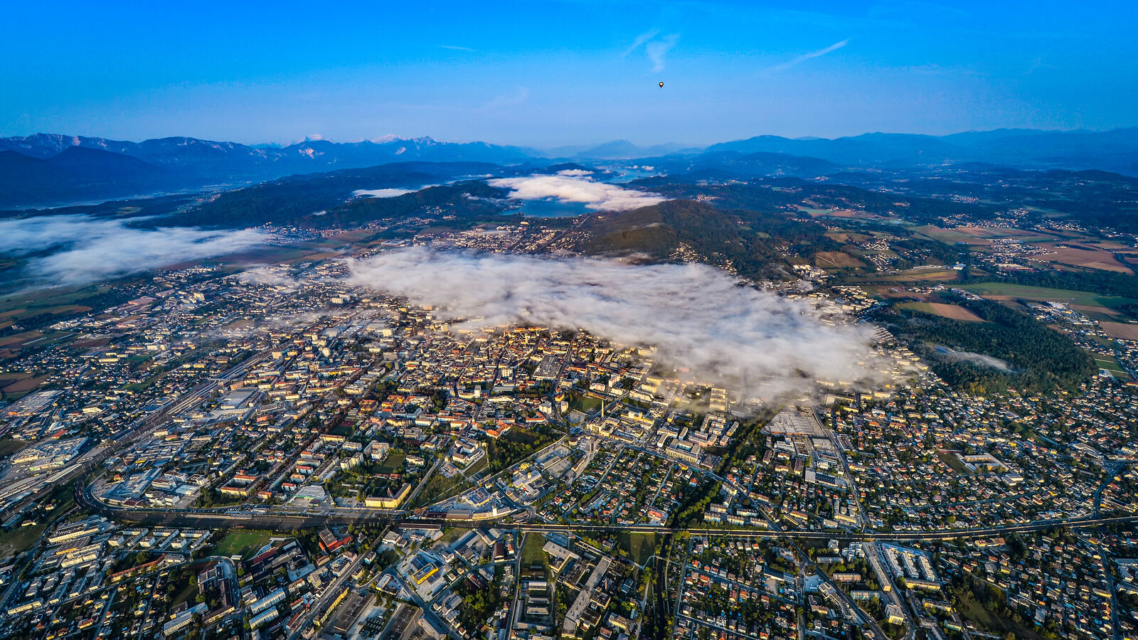 La città di Klagenfurt dall'alto - le montagne sullo sfondo