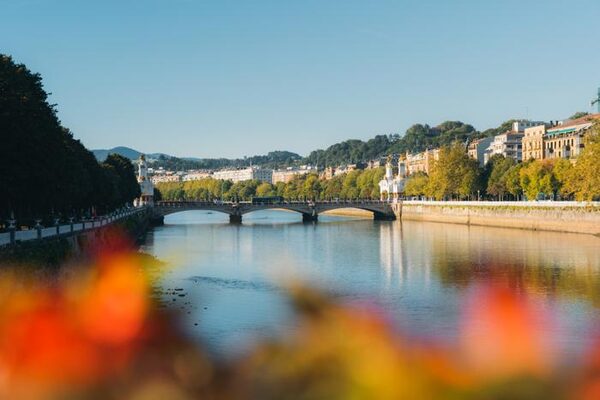 San Sebastian nehri kıyısındaki köprü