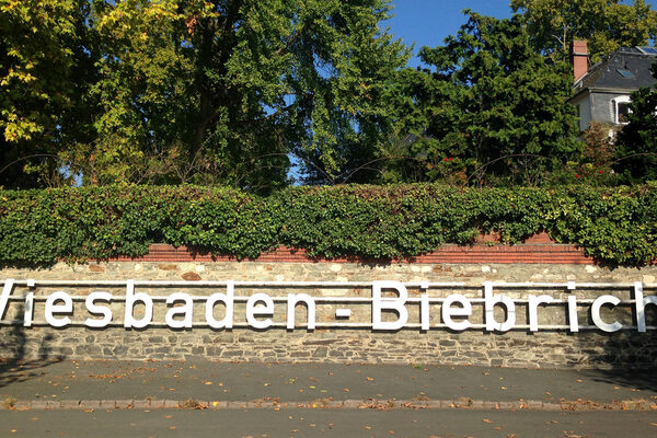 Schriftzug Wiesbaden-Biebrich an einer Mauer