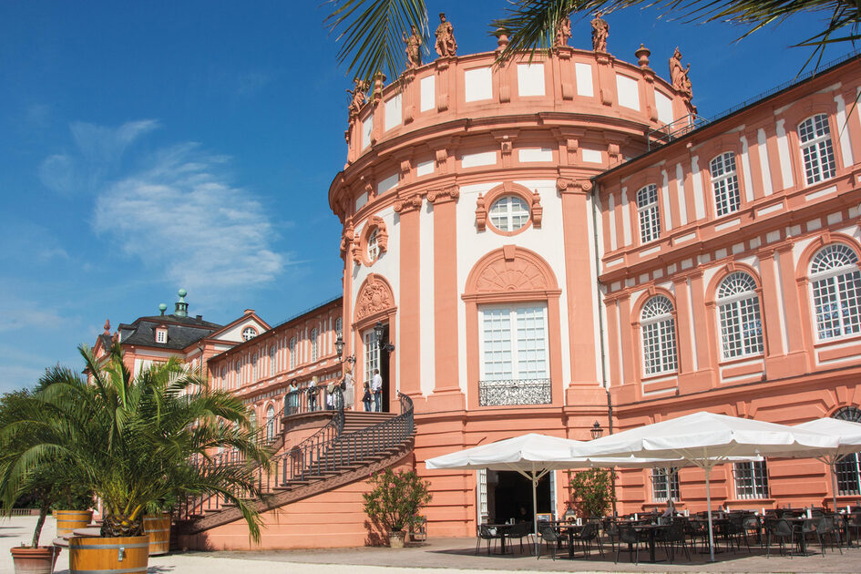 Ein historisches Schloss in rot und weiß.