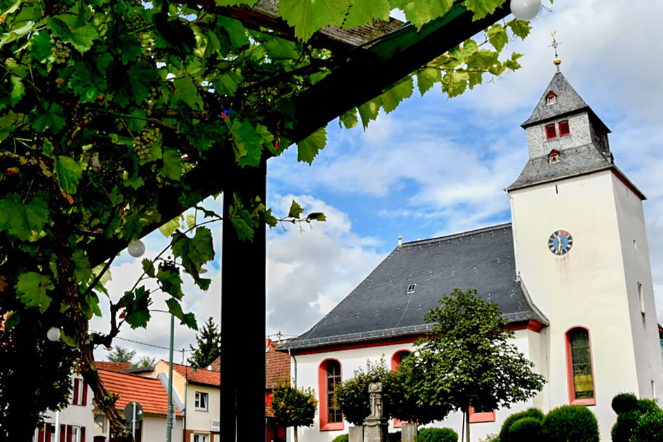 Alte Kirche in der Mitte des Ortes.