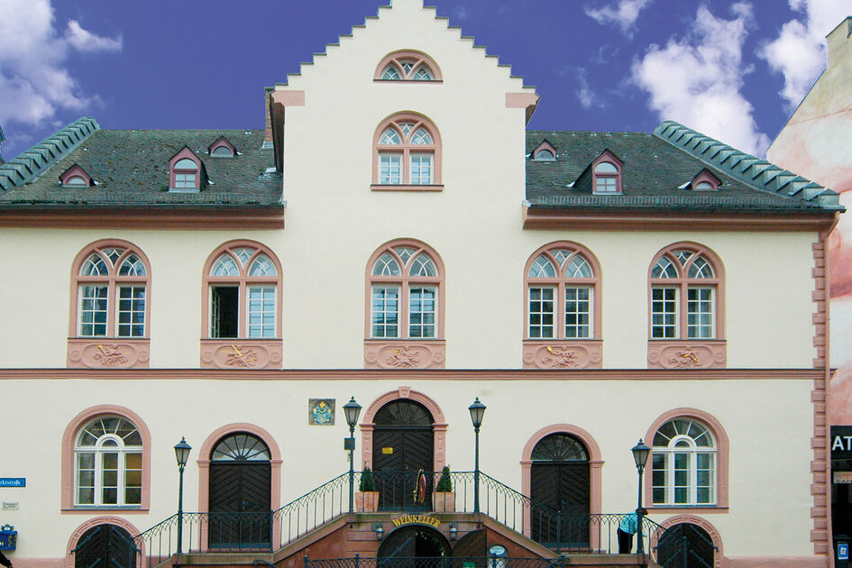 Altes Gebäude mit roten Fenstern und gelber Farbe