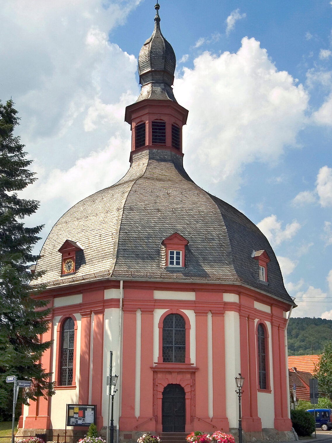 Runde Barockkirche in rot und weiß