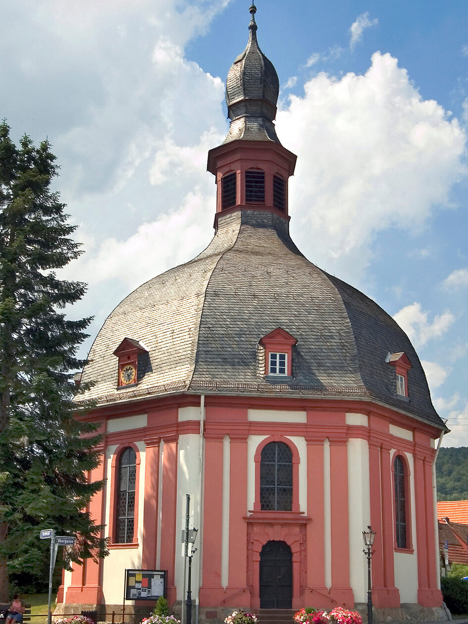 Кръгла барокова църква в червено и бяло