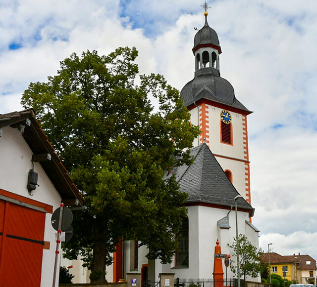 Blick in alten Ort mit Kirche.