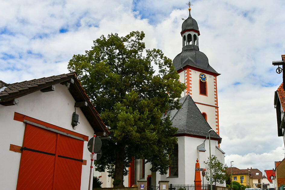 Blick in alten Ort mit Kirche.