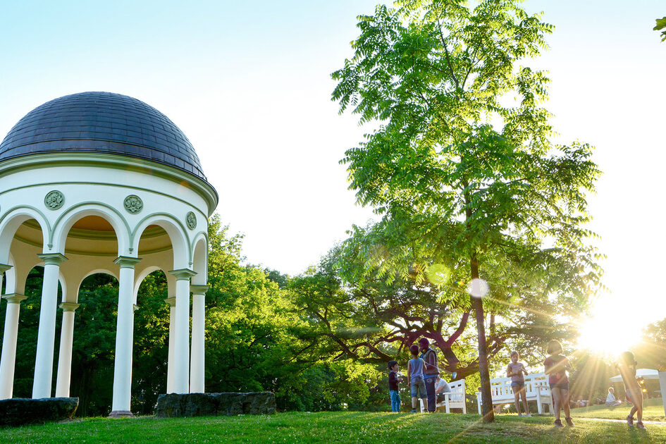 Tempelchen in Grüner Umgebeung.