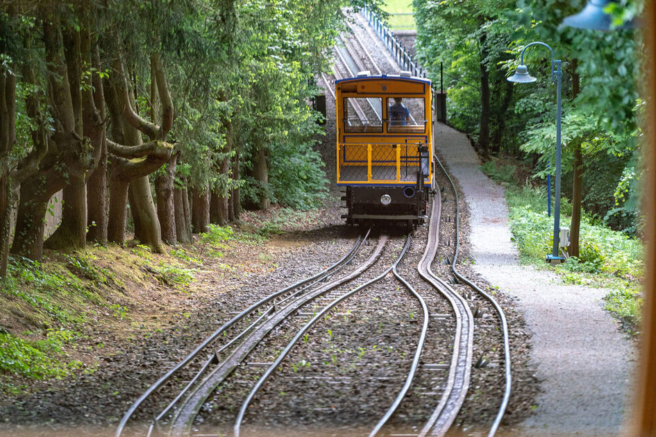 Eine Bahn fährt den Berg hinunter.