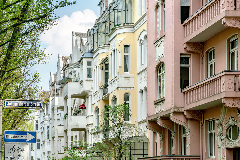 Οδός με ιστορικά κτίρια.