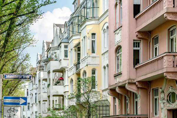 Straße mit historischen Gebäuden.