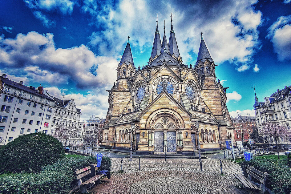 Große alte Kirche mit Platz.