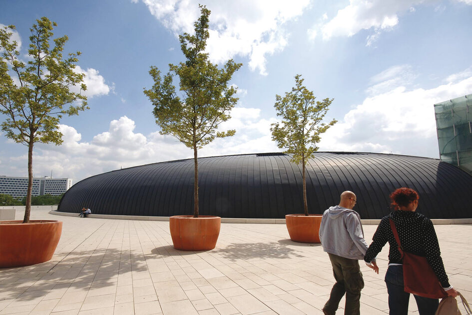 Menschen auf einem modernen Gebäude.