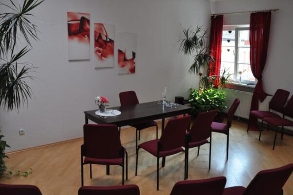 Sala matrimoni con sedie e tavolo