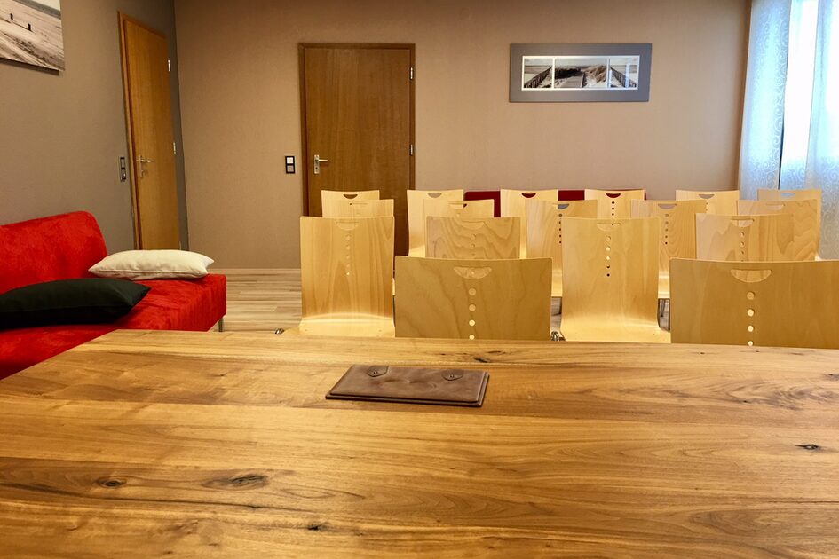 Trauzimmer mit Trautisch und Stühlen