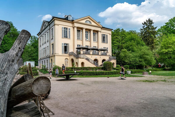Ancien château à la lisière de la forêt.