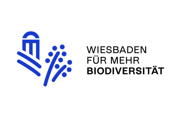 Logo mit der Aufschrift "Wiesbaden für mehr Biodiversität" begleitet vom stilisierten Nerobergtempel und einer Pflanze in blauer Farbe.