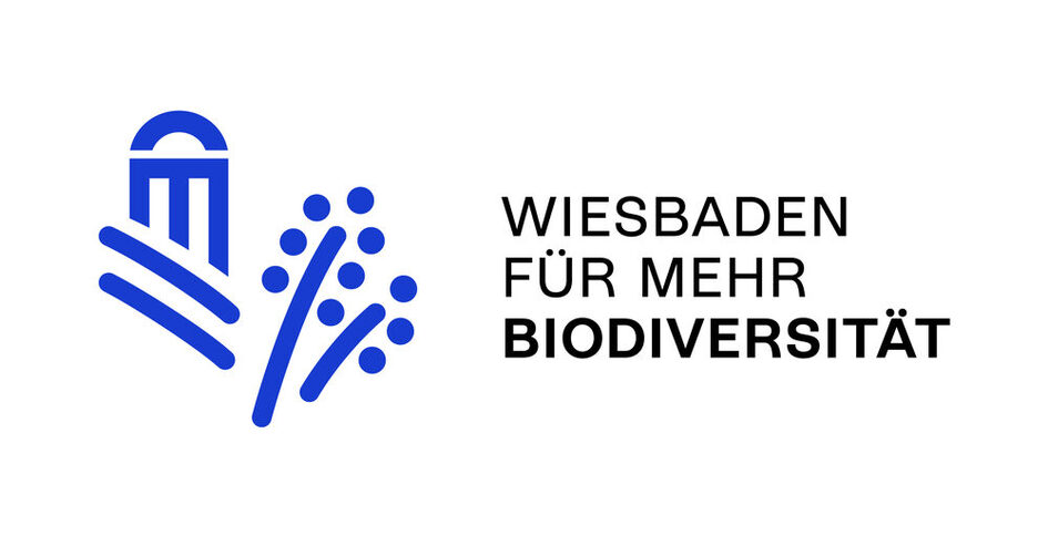 Logo mit der Aufschrift "Wiesbaden für mehr Biodiversität" begleitet vom stilisierten Nerobergtempel und einer Pflanze in blauer Farbe.