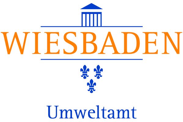 Logo dell'Agenzia per l'ambiente della città di Wiesbaden, consiste in una casa stilizzata con tetto a due falde, in basso la scritta "Wiesbaden" in arancione, in basso tre ornamenti a forma di gigli blu, in basso la scritta "Umweltamt" in blu.
