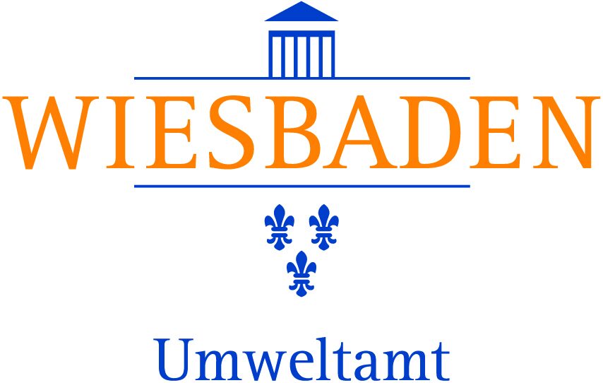Logo des Umweltamt der Stadt Wiesbaden, es besteht aus einem stilisierten Haus mit Pultdach, darunter "Wiesbaden" als orangener Schriftzug, darunter drei Ornamente in Form von blauen Lilien, ganz untern "Umweltamt" in blauer Schrift.