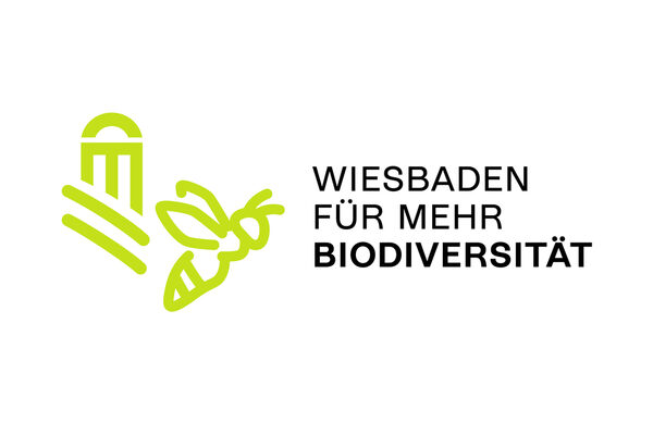 Logo con la scritta "Wiesbaden per una maggiore biodiversità", accompagnato dal tempio stilizzato di Neroberg e da un'ape in verde.