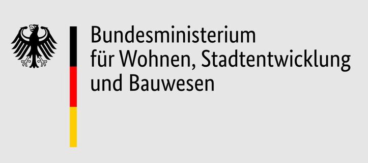 Logo des Bundesministeriums für Wohnen, Stadtentwicklung und Bauwesen mit dem Bundesadler und den Nationalfarben Schwarz-Rot-Gold.