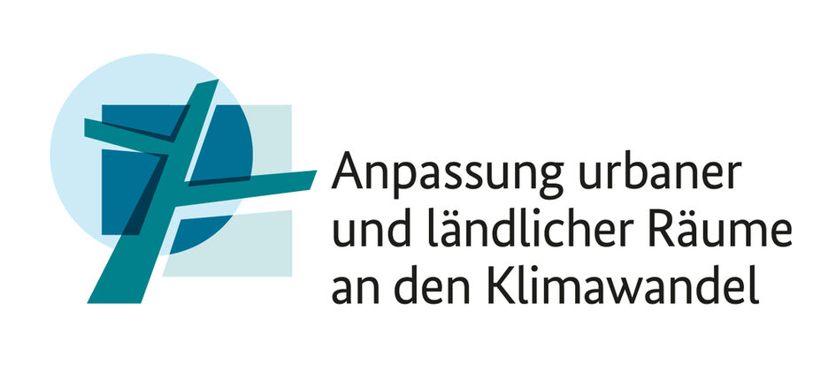 Logo der Initiative zur Anpassung urbaner und ländlicher Räume an den Klimawandel, mit stilisierten grafischen Elementen in Blau und Grün.