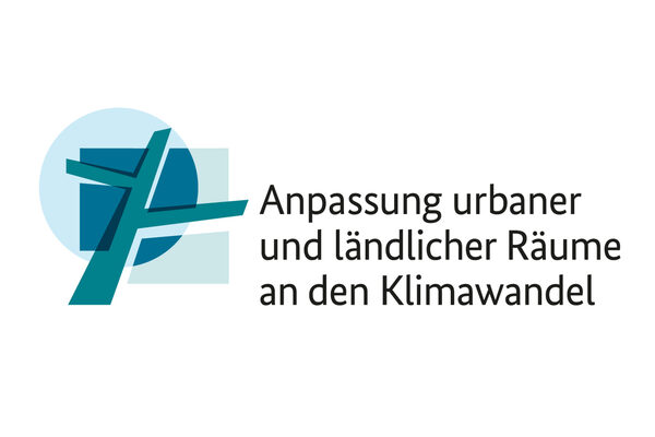 Logo dell'iniziativa per l'adattamento delle aree urbane e rurali ai cambiamenti climatici, con elementi grafici stilizzati in blu e verde.