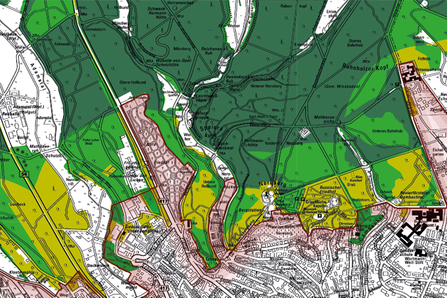Τμήμα του χάρτη της πόλης του Wiesbaden με ανοιχτό πράσινο, πράσινο και σκούρο πράσινο χρώμα και κόκκινη διαγράμμιση των δασικών περιοχών και των συνοριακών περιοχών με κόκκινη διαγράμμιση.