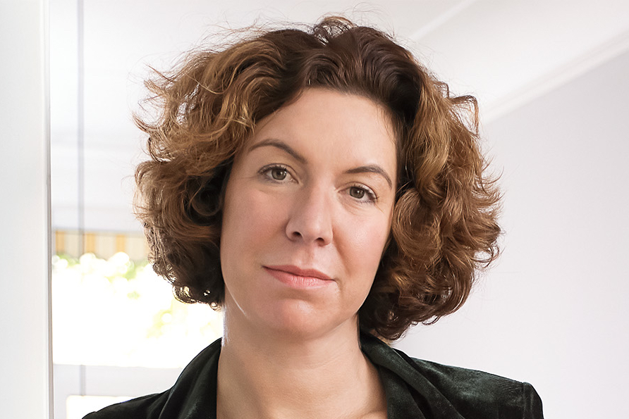 Portrait von Kristina Jeromin, sie trägt einen dunklen Blazer.