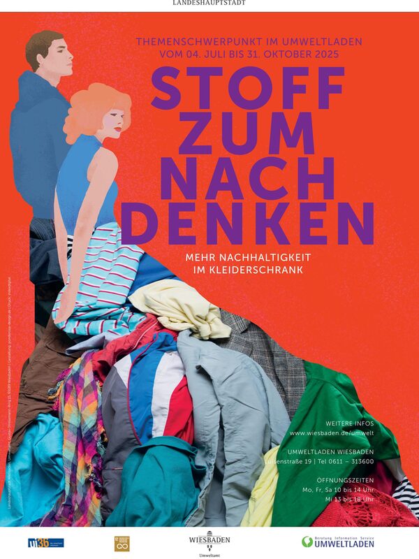 Plakat mit dem Titel 'Stoff zum Nachdenken' über Nachhaltigkeit im Kleiderschrank, zeigt zwei gezeichnete Personen und einen großen Haufen bunter Kleidung.