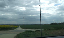 Eine Messstation in den Feldern und ein bedeckter Himmel.