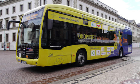 Der Ökoprofit-Elektrobus auf dem Schlossplatz vor dem Stadtschloss.