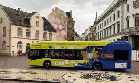 Der Ökoprofit-Elektrobus auf dem Schlossplatz vor dem Stadtschloss und dem