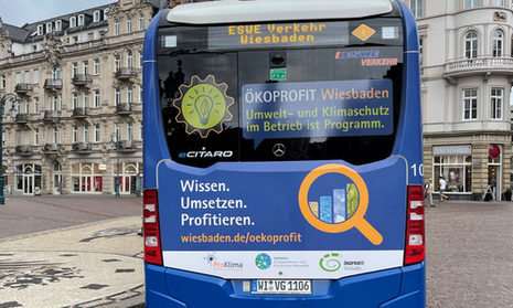 Der Ökoprofit-Elektrobus auf dem Schlossplatz.