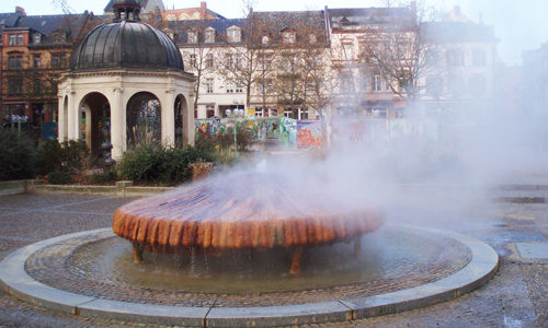Heilquellenschutzgebiet: Der Kochbrunnen am Kranzplatz.
