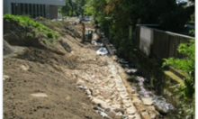 Die Steinschüttung aus Taunusquarzit sichert die neue Gewässersohle, auch