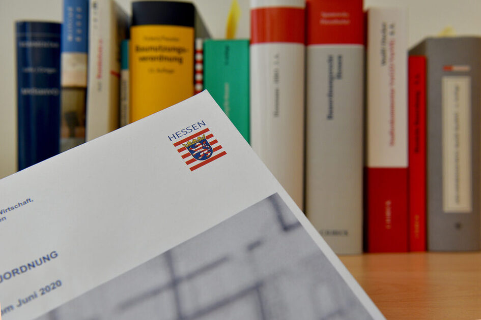 Dokument im Vordergrund, Bücher im Hintergrund