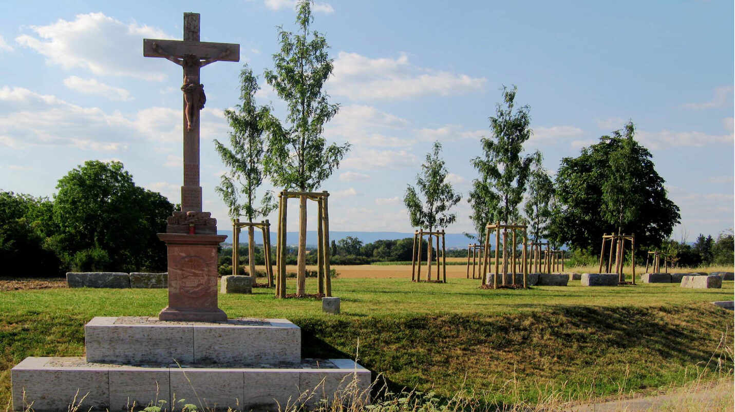 Das Foto zeigt das Jesuskreuz und den Aussichtspunkt am Fähncheskreuz.