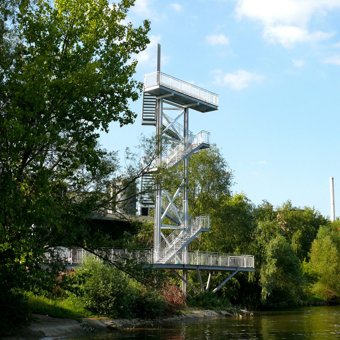 Das Foto zeigt den Aussichtsturm in Kostheim am Mainufer.