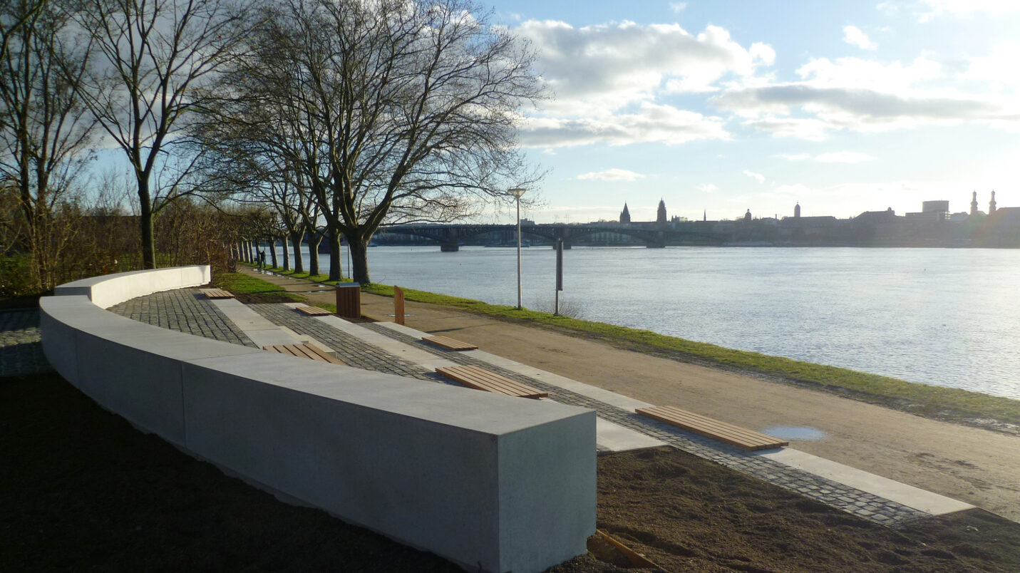 Die Sitzstufen haben einen Ausblick aufs Wasser.