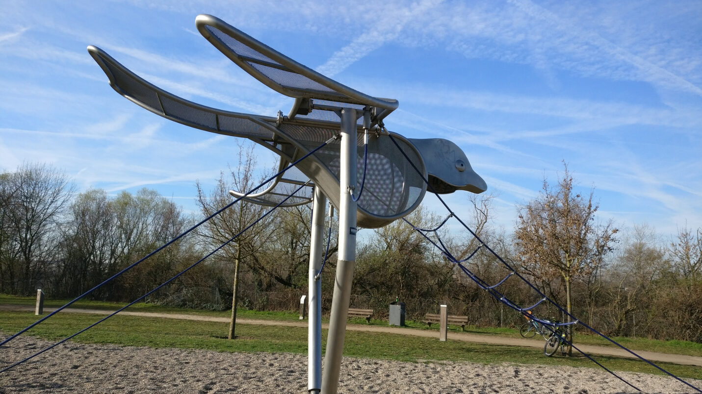 Das Foto zeigt den Ornithopter, eine schwingende Stahlkonstruktion in Form eines Vogels.