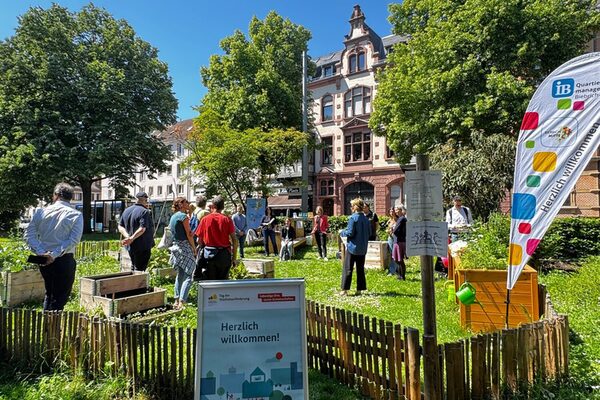 Menschen auf grüner Wiese
