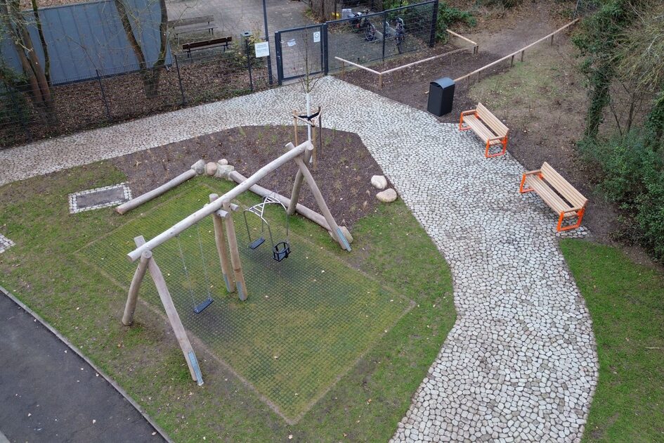 Schaukel in Grünfläche