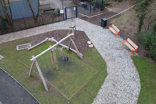 Schaukel in Grünfläche