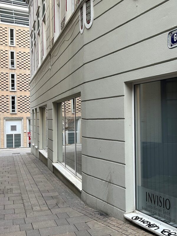 Gasse mit Häuserfront