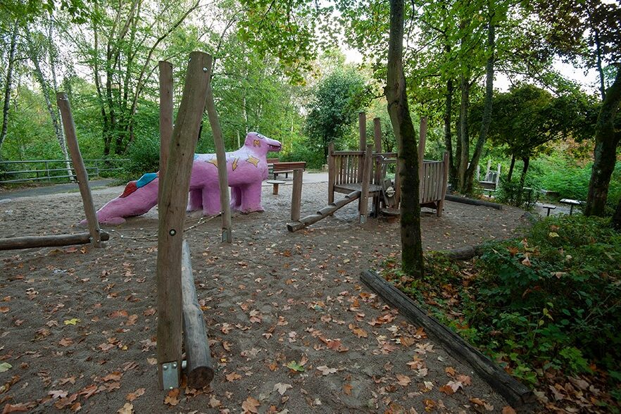 Spielplatz mit Dinosaurier